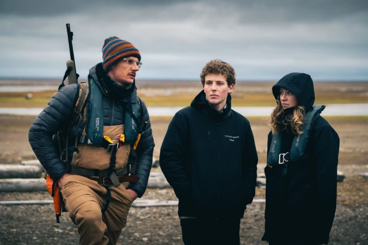 Le guide d’expédition Andreas Gschwentner avec des participants au Svalbard