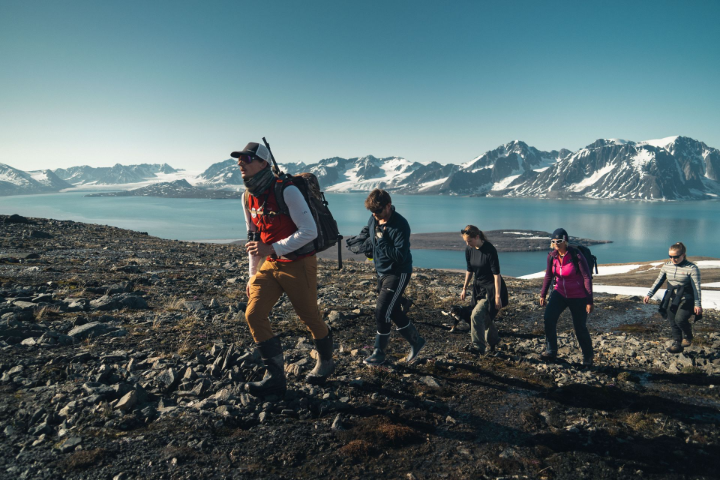 Des participants en randonnée dans les paysages arctiques du Svalbard
